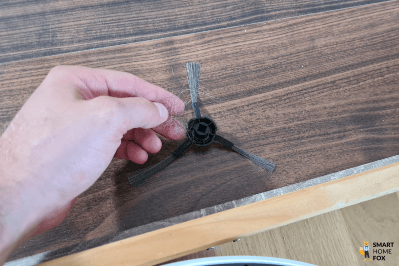 Волосы удаляются с боковой щетки Dreame L20 Ultra.